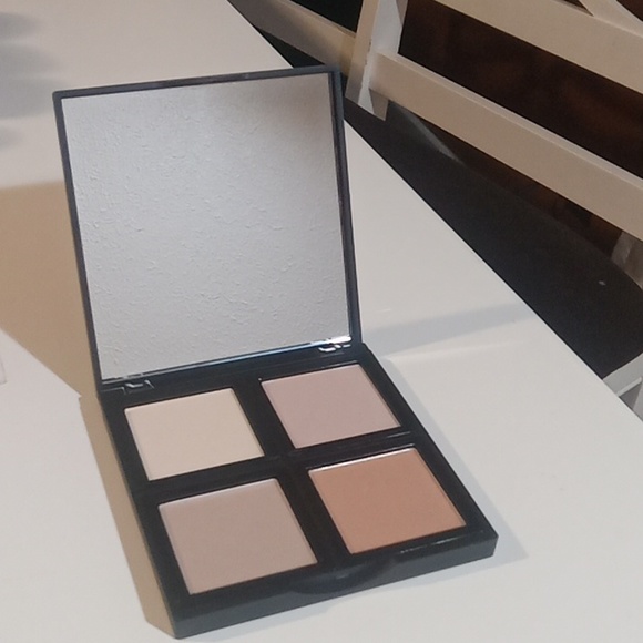 E.L.F Illuminating Palette NWT & In Box - Picture 1 of 6
